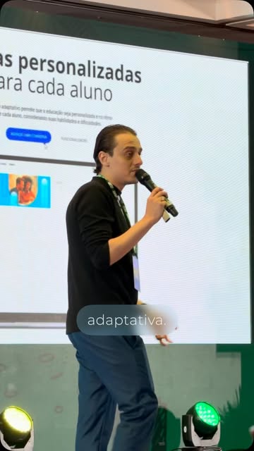 Lucas Moraes apresentando no palco